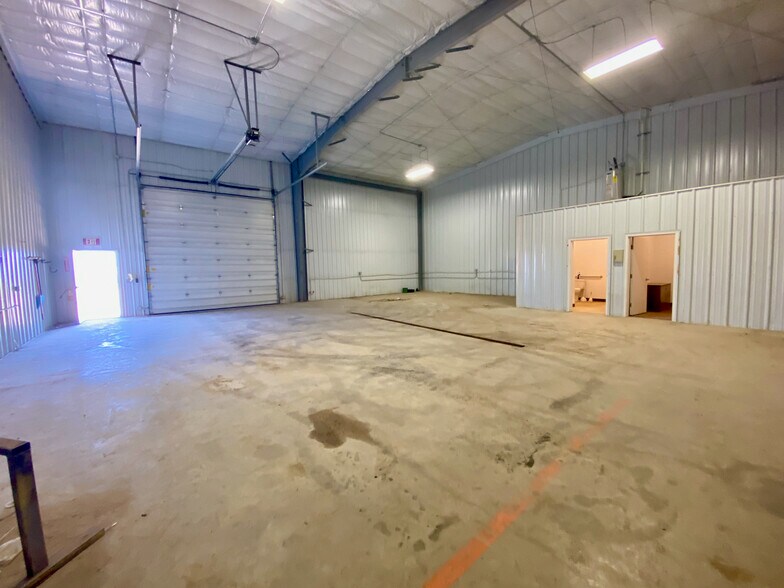 More Photos Of 5806 Baldwin Ln, Williston Warehouse For Lease