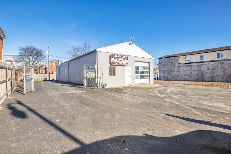 More Photos Of 2514 Pine Ave, Niagara Falls General Retail For Sale