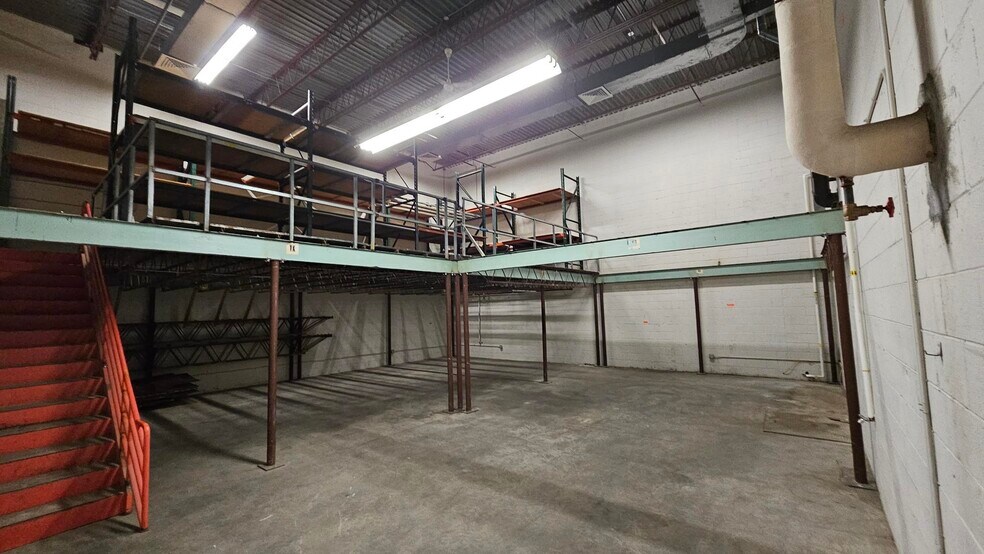 More Photos Of 1372 Main St, Coventry Warehouse For Lease