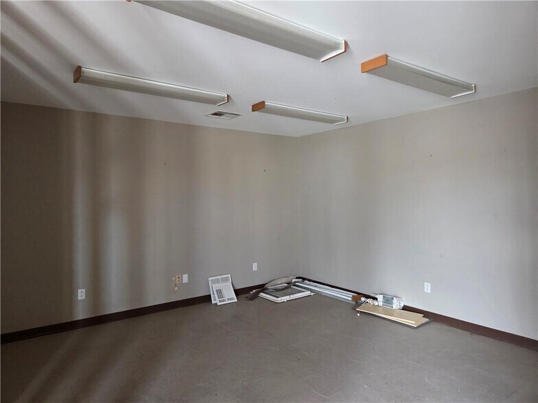 More Photos Of 1065 Muller Pky, Westwego Office For Sale