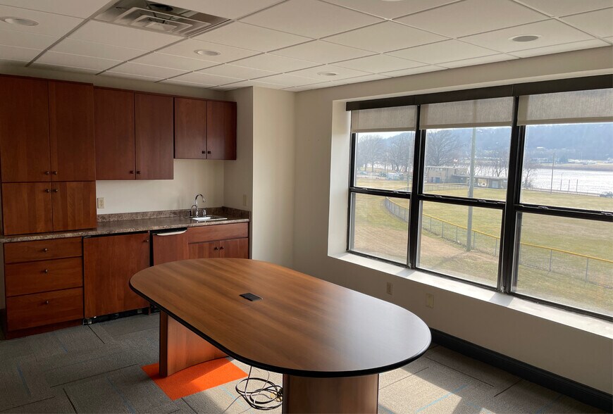 More Photos Of 2943 Riverside Dr, Cincinnati Office For Lease