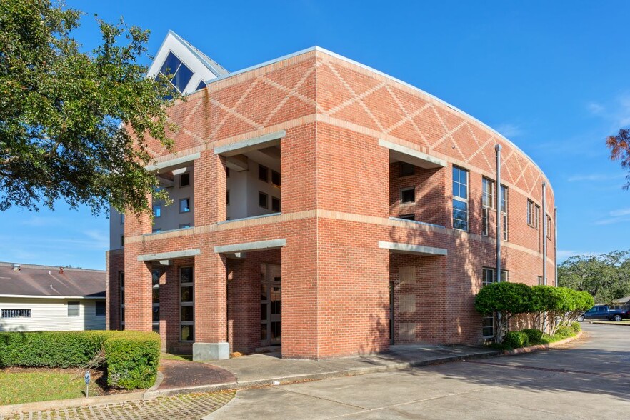 Primary Photo Of 3101 Lake St, Lake Charles Medical For Lease