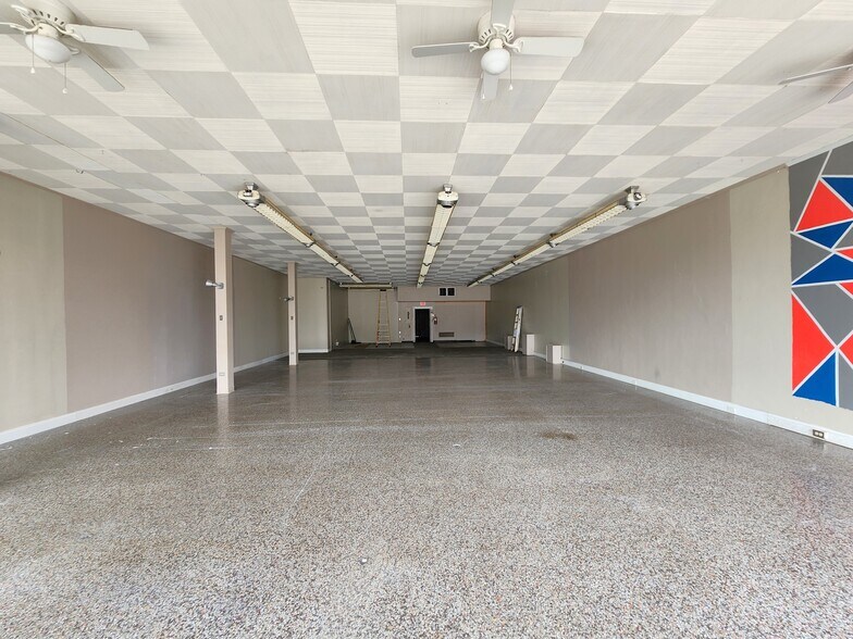More Photos Of 206 E Main St, Rockwell Storefront Retail Office For Lease