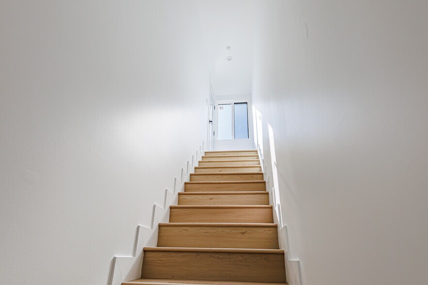 More Photos Of 5209 W 20th St, Los Angeles Multifamily For Sale