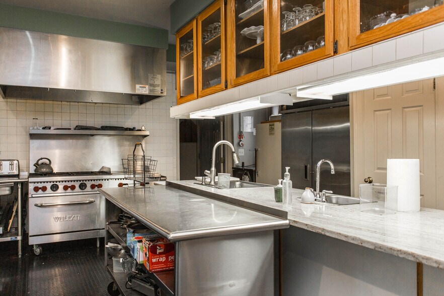 More Photos Of 116 E 46th St, Kansas City Hospitality For Sale