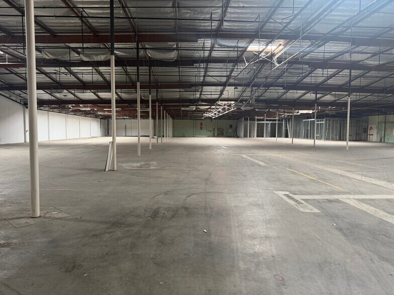 More Photos Of 4916 Cecilia St, Cudahy Warehouse For Sale