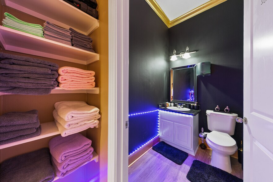 More Photos Of 12832 Willow Centre Dr, Houston Office Residential For Sale