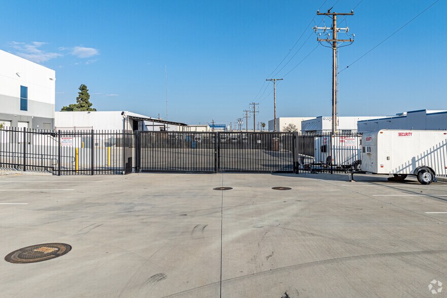 More Photos Of 2222 Yates Ave, Commerce Distribution For Lease