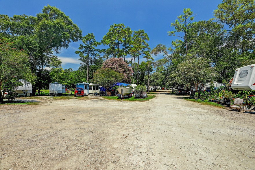 More Photos Of 6832 S Highway 35, Alvin Trailer Camper Park For Sale