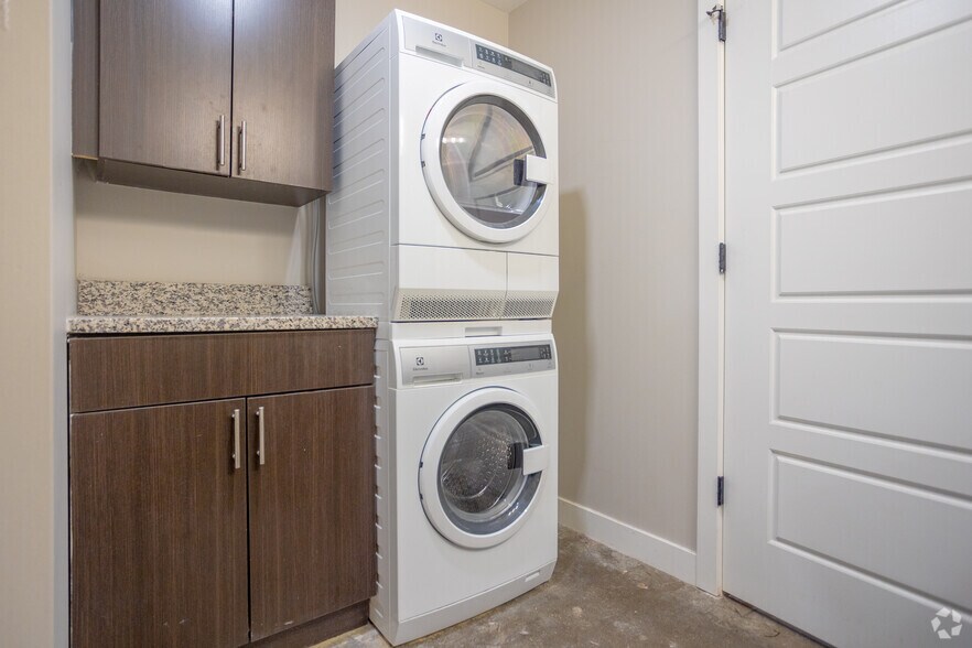 More Photos Of 717 Locust St, Des Moines Apartments For Lease