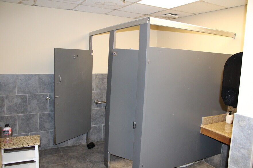 More Photos Of 2086 Paul Walsh Dr, Macon-Bibb Auto Dealership For Lease