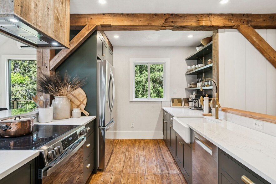 More Photos Of 26 Central St, Woodstock General Retail For Sale