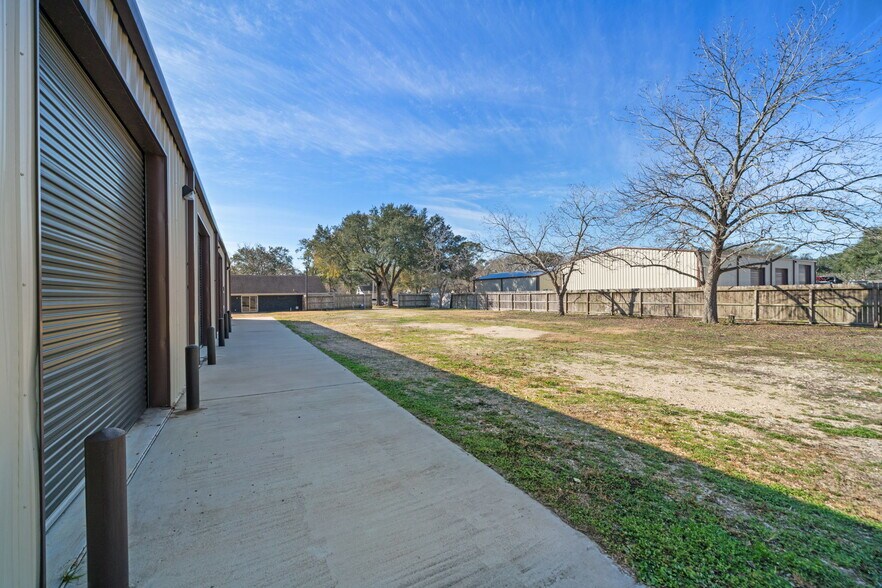 More Photos Of 1707 Bernie Ave, Rosenberg Office For Sale