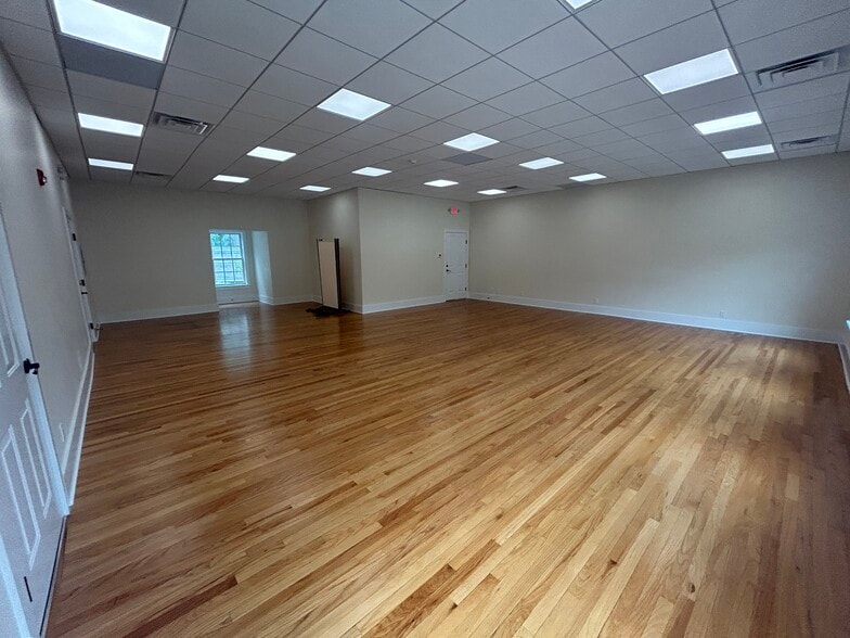 More Photos Of 6 Glen Rd, Sandy Hook Storefront For Lease