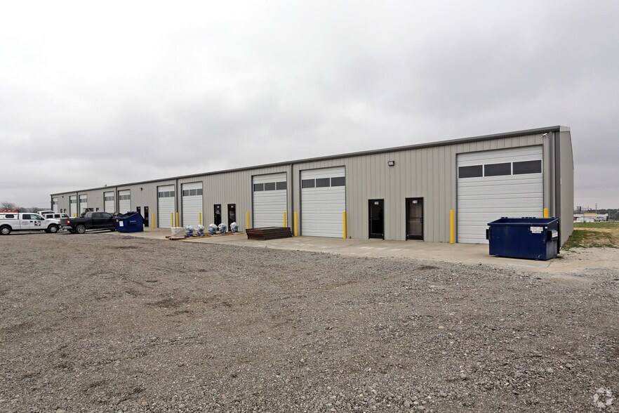 More Photos Of 5827 Acton Cir, Granbury Warehouse For Lease