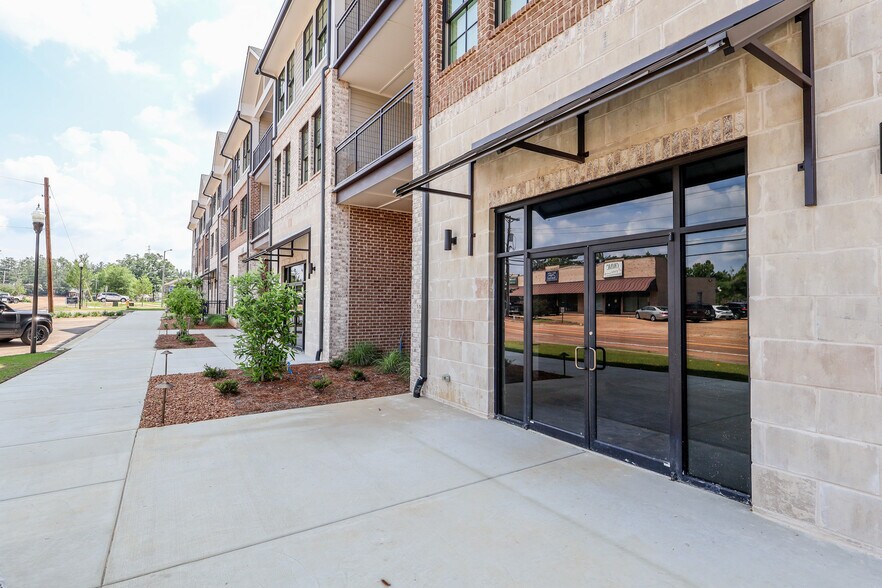 More Photos Of 1004 N Lamar Blvd, Oxford Apartments For Lease