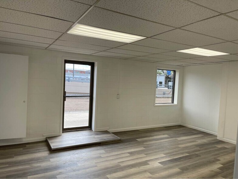 More Photos Of 210 Chestnut St, Sterling Showroom For Lease