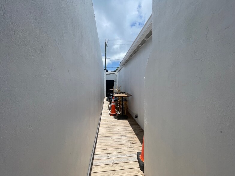 More Photos Of 1517 E Las Olas Blvd, Fort Lauderdale Bar For Lease