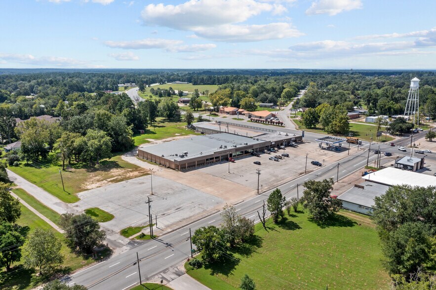 More Photos Of 104 N Main St, Huntington Storefront For Lease