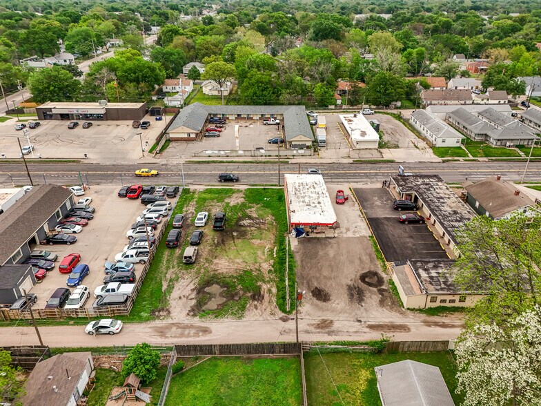 More Photos Of 2033 S Broadway St, Wichita Bar For Sale