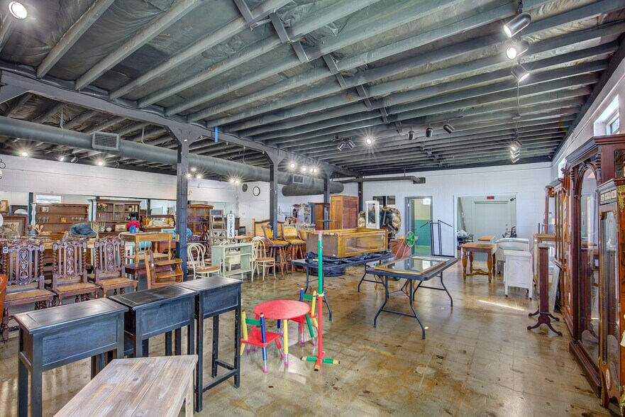 More Photos Of 107 E Locust, Winnsboro Office For Sale