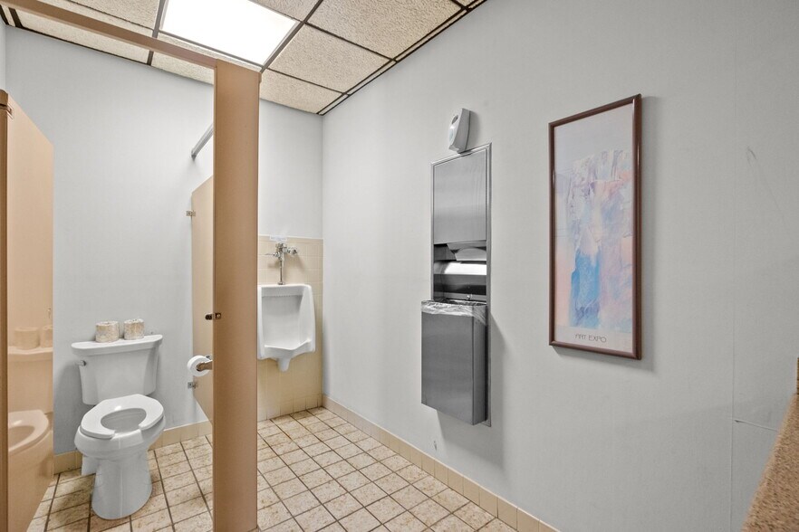 More Photos Of 1410 Hooper Ave, Toms River Office For Lease