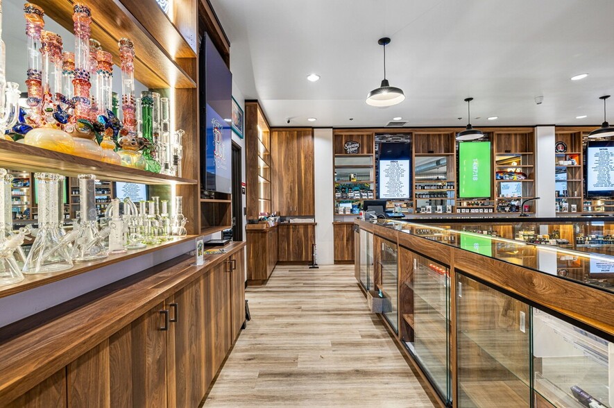 More Photos Of 560 S Williams Rd, Palm Springs Showroom For Sale