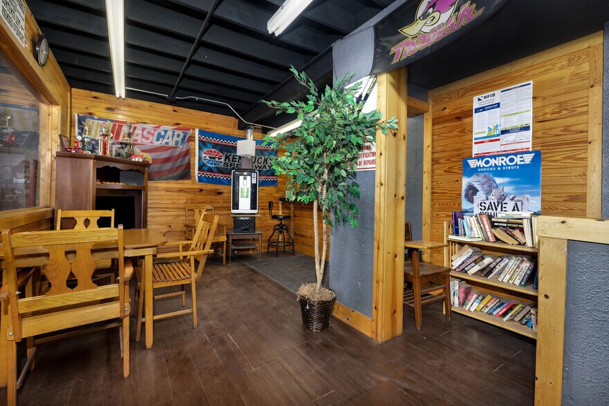 More Photos Of 7315 Vine St, Cincinnati Auto Repair For Sale