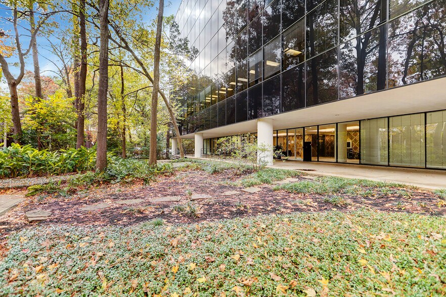 More Photos Of 2180 North Loop W, Houston Unknown For Lease