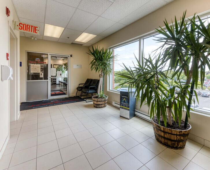 More Photos Of 1018 Rue De La Prairie, Lévis Drugstore For Lease
