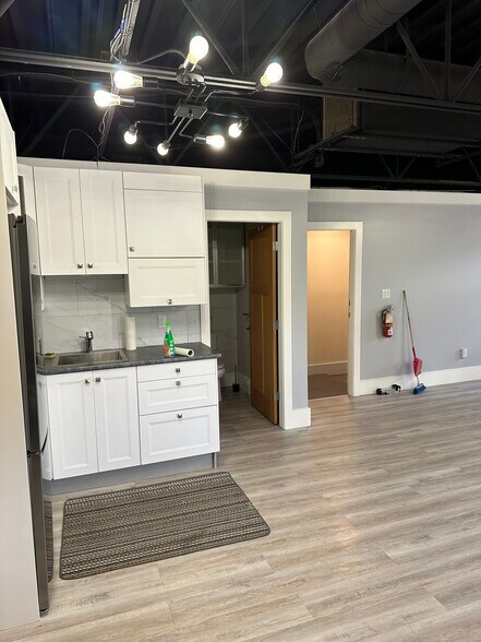 More Photos Of 7550 River Rd, Delta Service For Lease