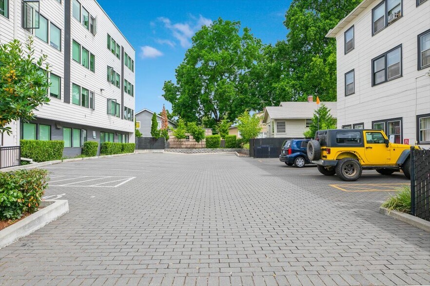 More Photos Of 4435 SE Belmont St, Portland Apartments For Sale