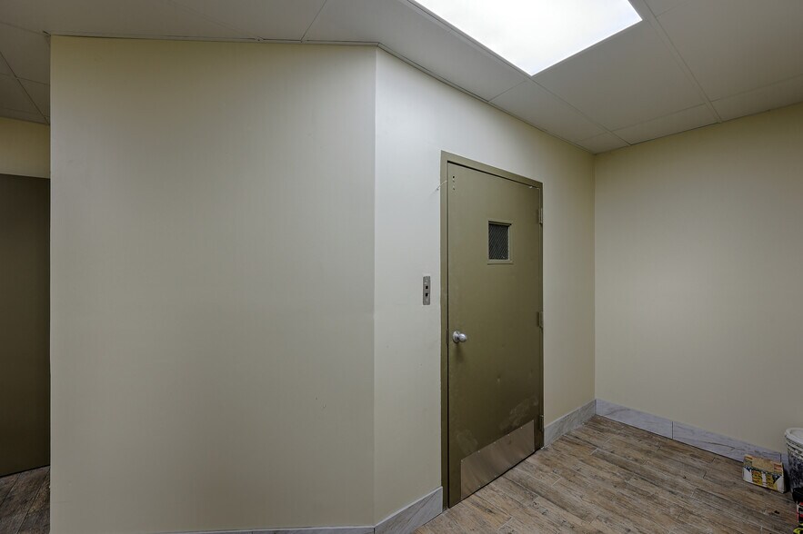 More Photos Of 1112 N Frazier St, Conroe Freestanding For Sale