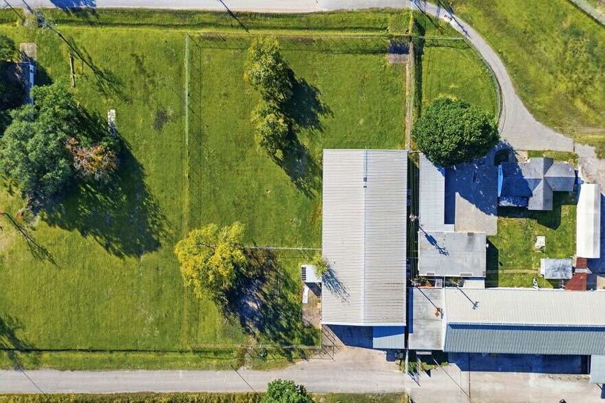 More Photos Of 13026 Rosecrest Dr, Houston Warehouse For Lease