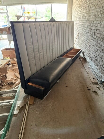 More Photos Of 430-436 W Commercial St, Springfield Storefront For Lease