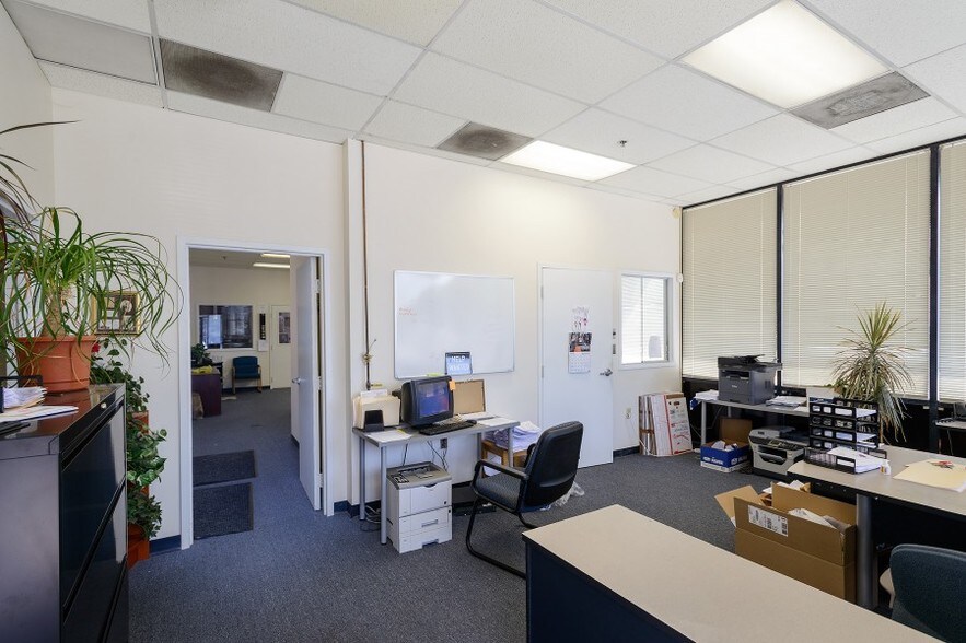 More Photos Of 6600 Cabot Dr, Glen Burnie Warehouse For Lease