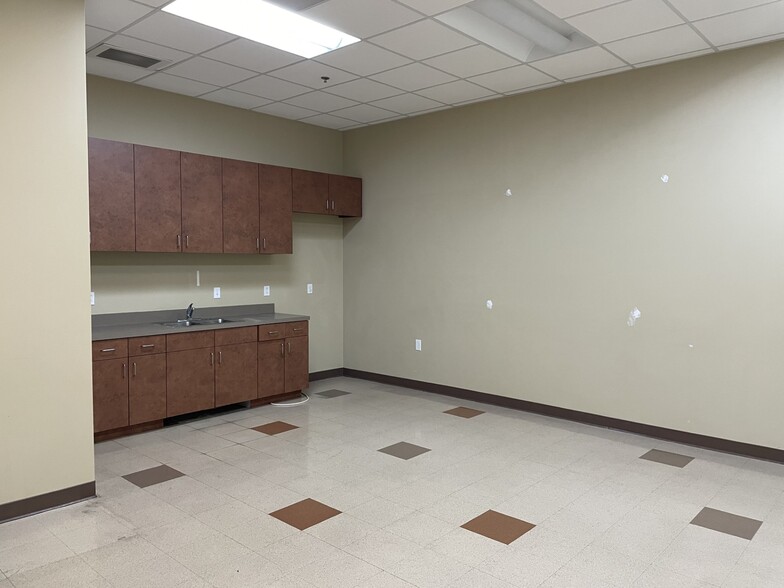 More Photos Of 450-460 W Palmdale Blvd, Palmdale Freestanding For Sale