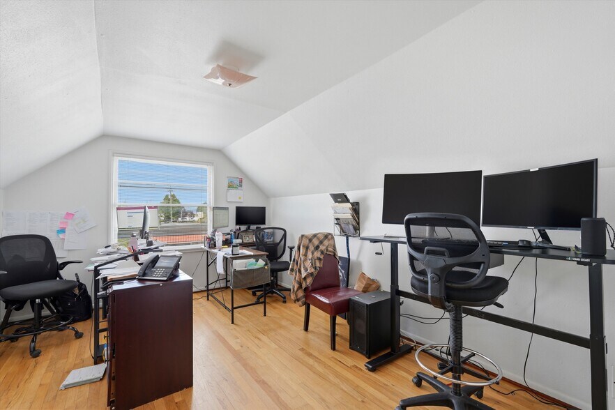 More Photos Of 2706 NE Columbia Blvd, Portland Industrial For Sale