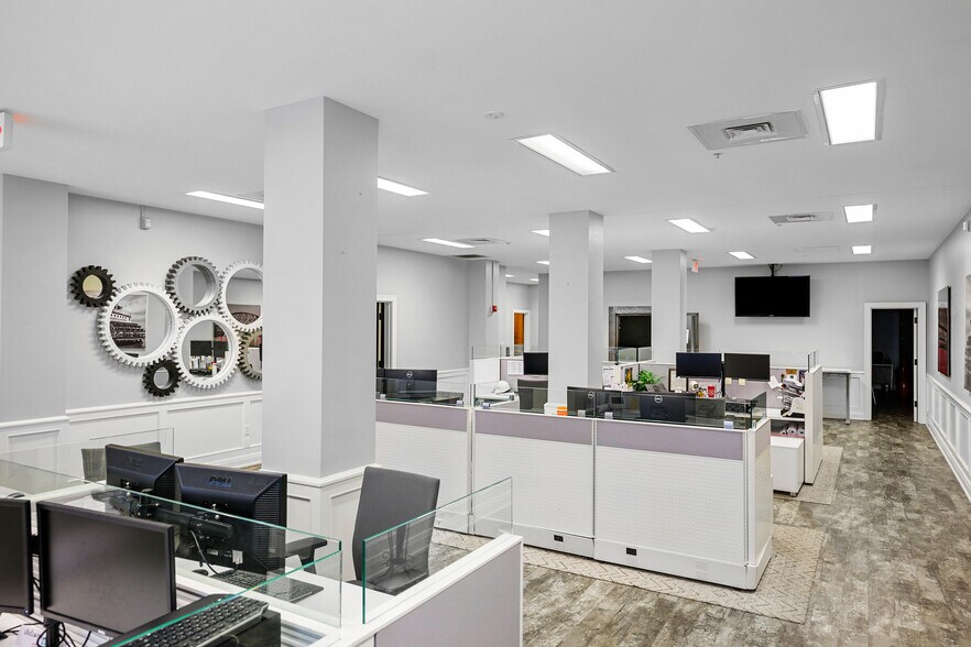 More Photos Of 118-122 E Main St, Louisville Office For Lease