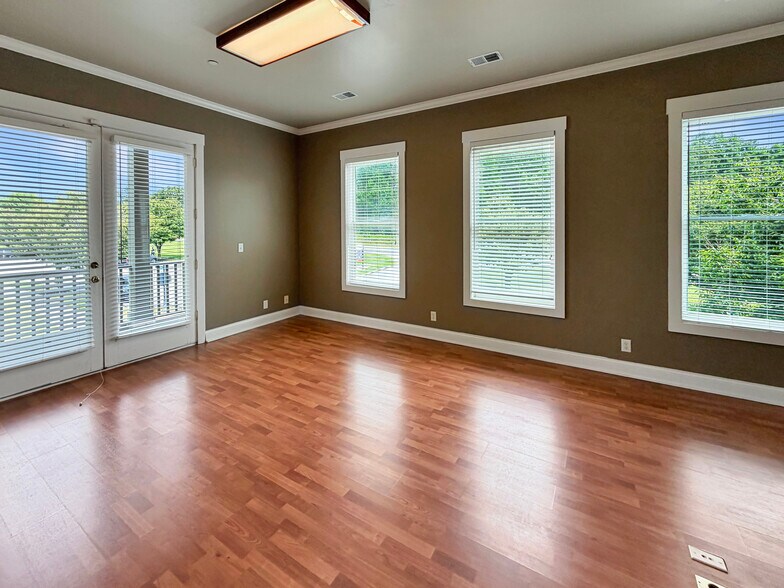 More Photos Of 208 Centre St, Pleasant View Office For Sale