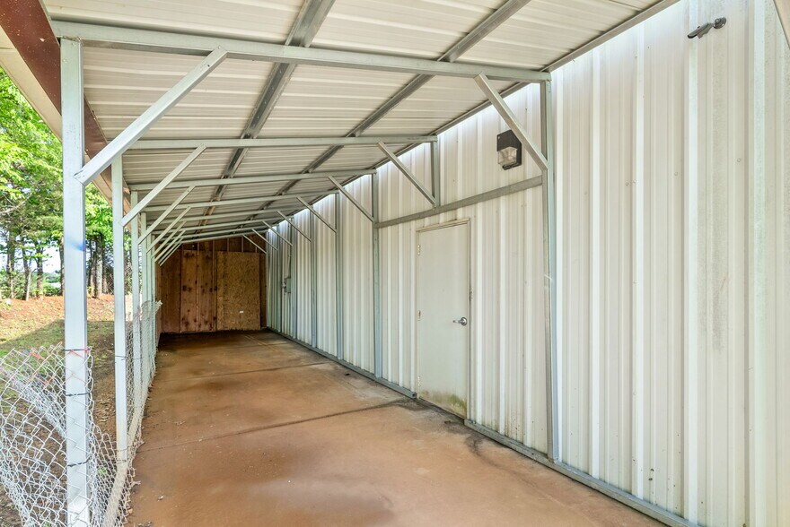 More Photos Of 131 Corporate Dr, Clarksville Flex For Lease