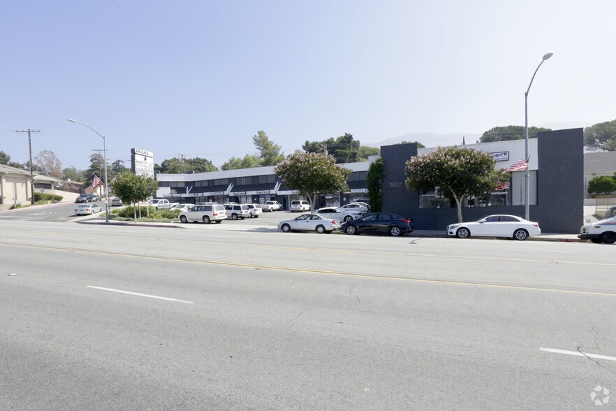More Photos Of 3857 Foothill Blvd, La Crescenta Storefront Retail Office For Lease