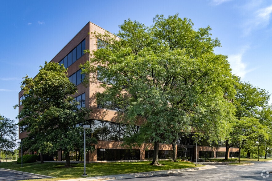 More Photos Of 1 Overlook Pt, Lincolnshire Unknown For Lease