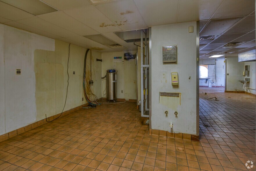 More Photos Of 1855 E Memorial Blvd, Lakeland Fast Food For Sale