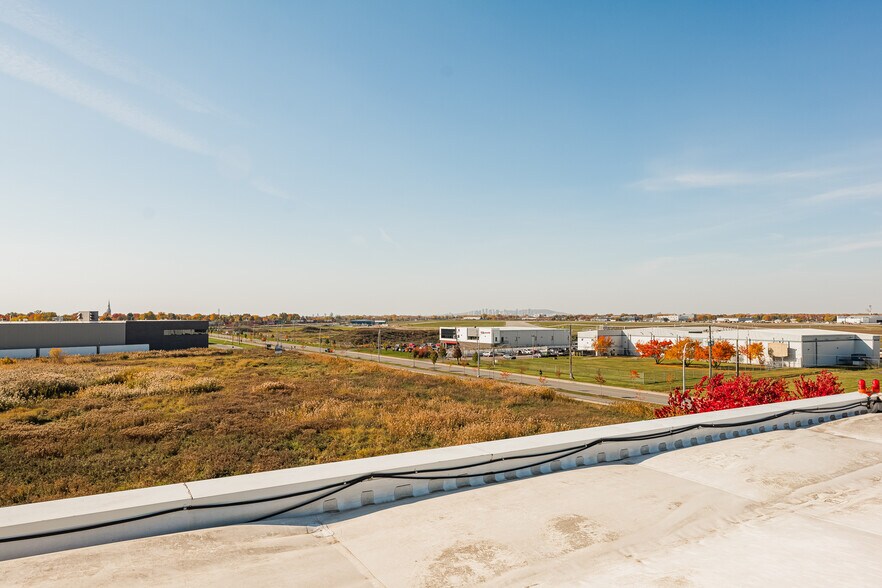 More Photos Of 5799 Rte De L'aéroport, Longueuil Distribution For Lease