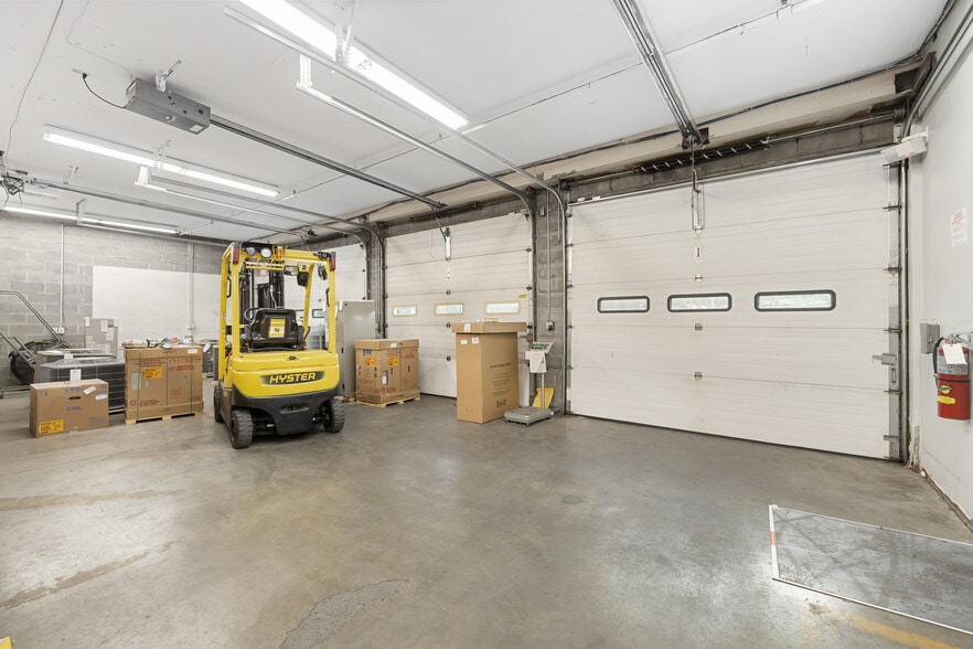 More Photos Of 1401 Erie Blvd, Syracuse Showroom For Sale