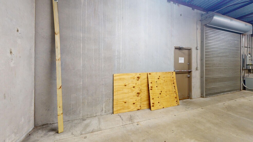 More Photos Of 9776 Whithorn Dr, Houston Showroom For Lease