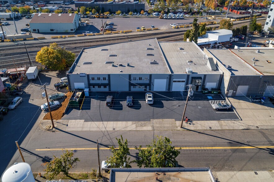 More Photos Of 3737-3743 SE 21st Ave, Portland Warehouse For Lease