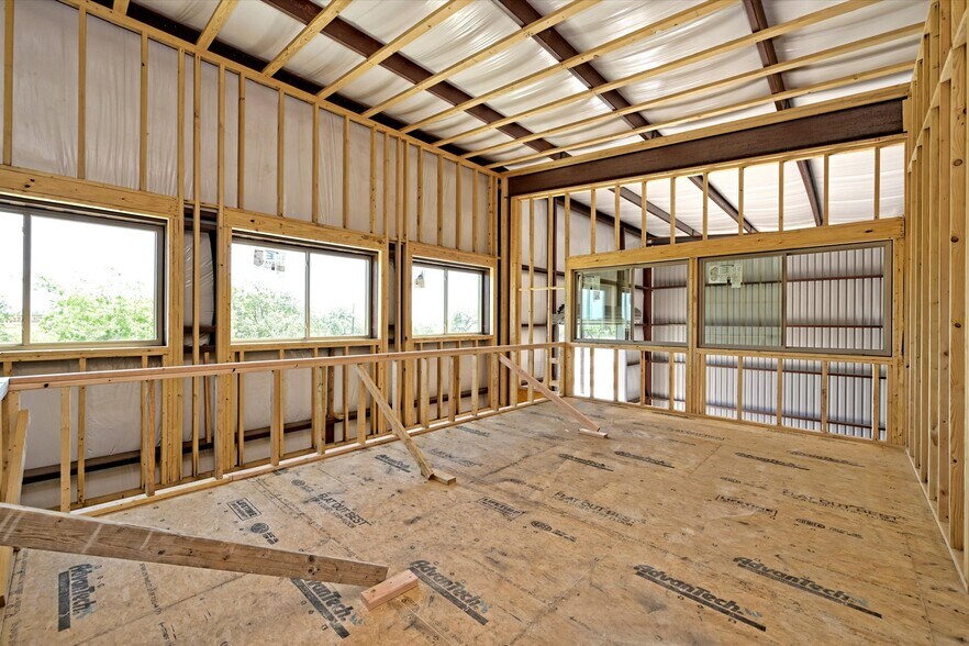 More Photos Of 10020 Darden Hill Rd, Austin Light Distribution For Lease