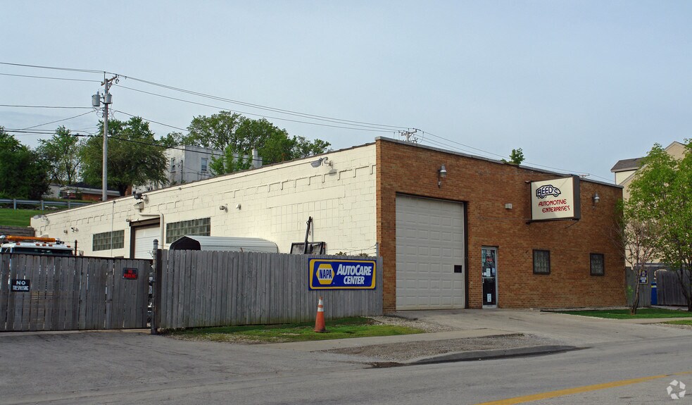 Primary Photo Of 926 Main St, Lemont Light Distribution For Sale